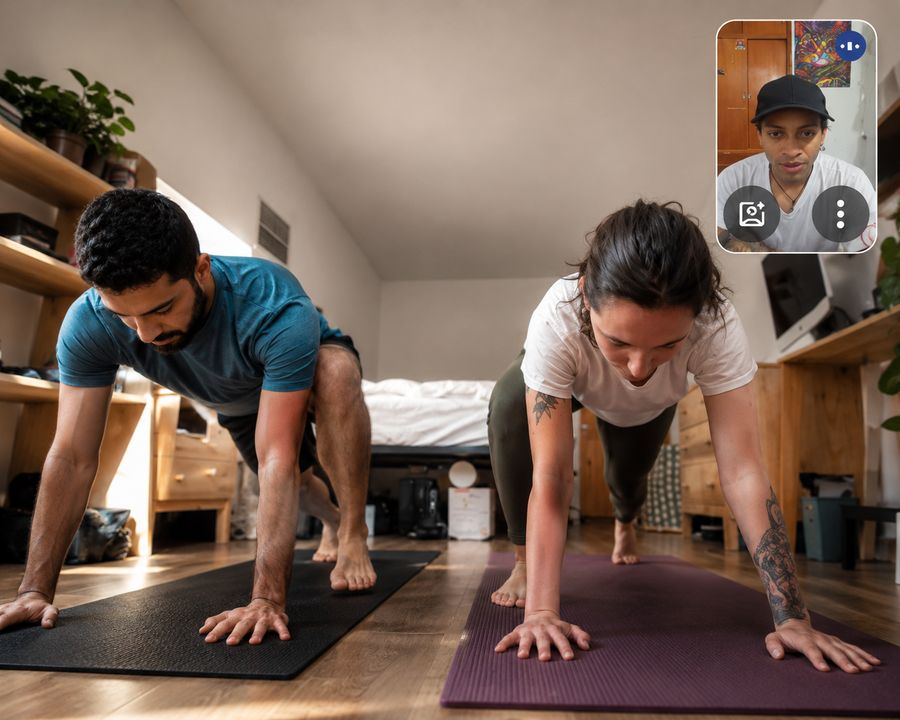 Sesión de entrenamiento híbrido combinando ejercicio presencial y videollamada de seguimiento