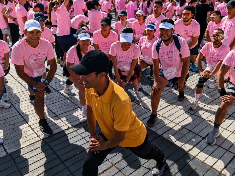 Jonathan Serrato liderando el calentamiento de un grupo grande en la Carrera por las Rosas